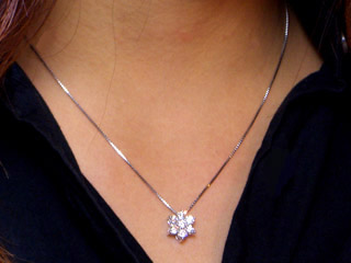 プラチナ花型ダイヤモンドプチネックレス (0.93ct) | ダイヤネックレス通販