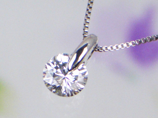 ダイヤモンドがきれいなプラチナプチネックレス