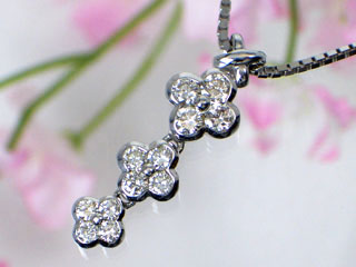 花型3連ダイヤモンドペンダントネックレス (K18WG 0.50ct) | ダイヤ 