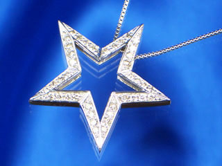 プレゼントに最適の星型ダイヤモンドネックレス