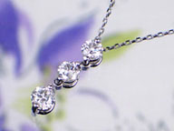 プラチナスリーストーンダイヤモンドペンダントネックレス 0.30ct