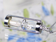 K18WG砂時計型ダイヤモンドペンダントネックレス