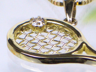 テニスラケット型ダイヤモンドペンダントネックレス (K18YG 0.05ct 