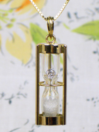 K18YG砂時計型ダイヤモンドペンダントネックレス