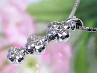 K18WG花型スリーストーンダイヤモンドペンダントネックレス 0.50ct